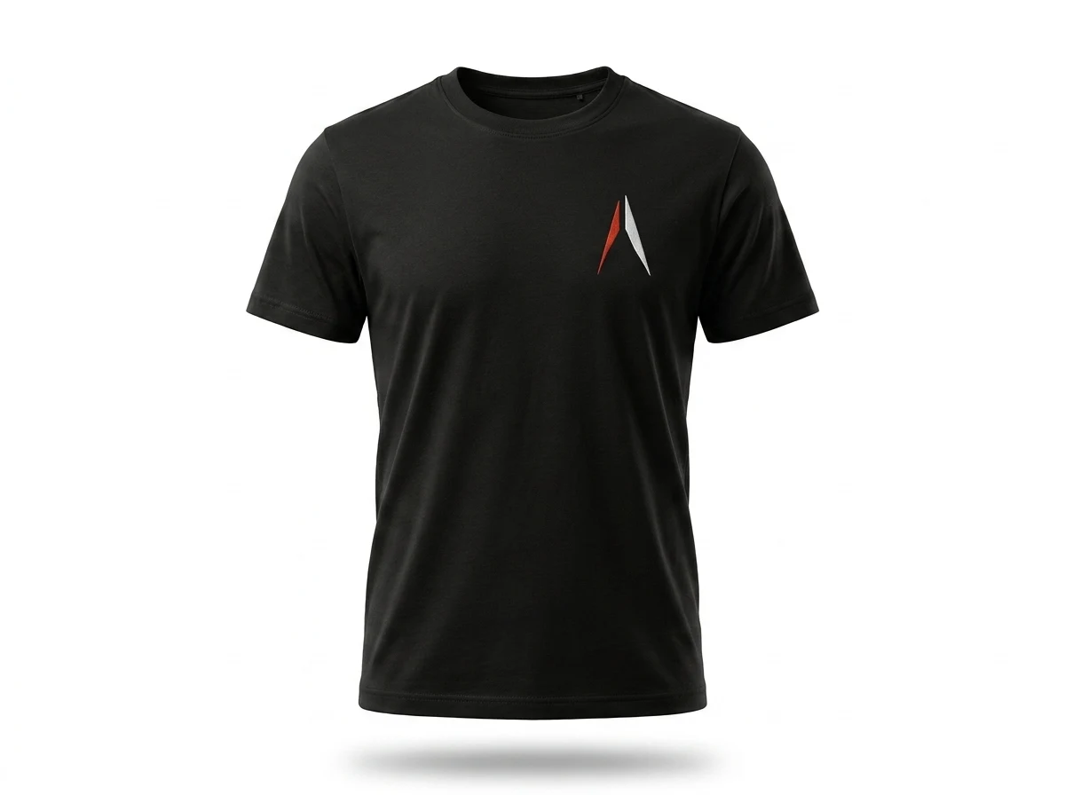 Playera MySynergy negra con el logo bordado al pecho, vista frontal